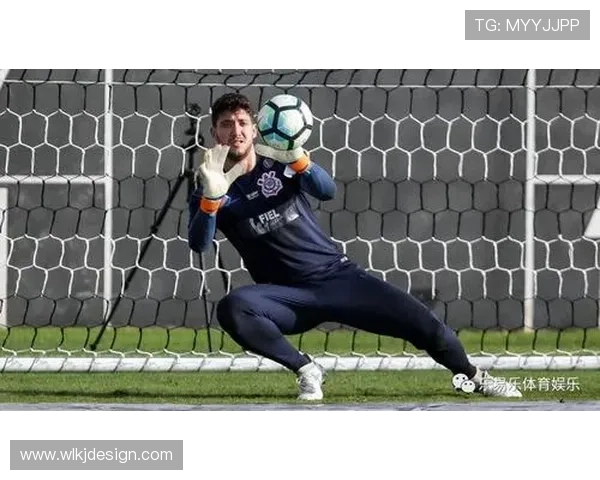 克鲁塞罗门将卡西奥遭队友膝盖撞击意外休克紧急被换下