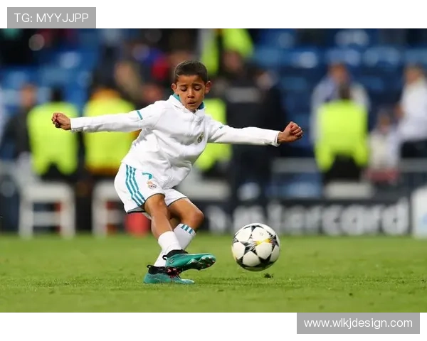 C罗父子同场竞技双双进球迷你罗为U16建功父亲再创辉煌